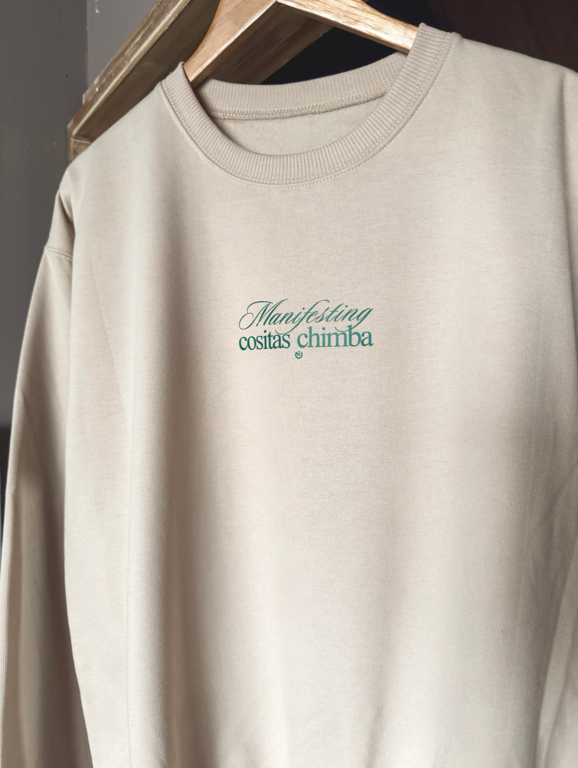 Buzo CF sin capota Mantifesting Cositas Chimba Beige Mujer